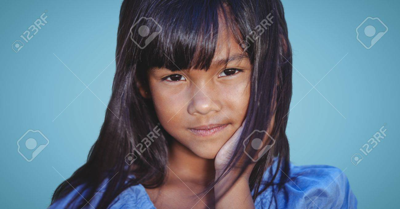 近くのデジタル合成青い背景の女の子のアップ の写真素材 画像素材 Image