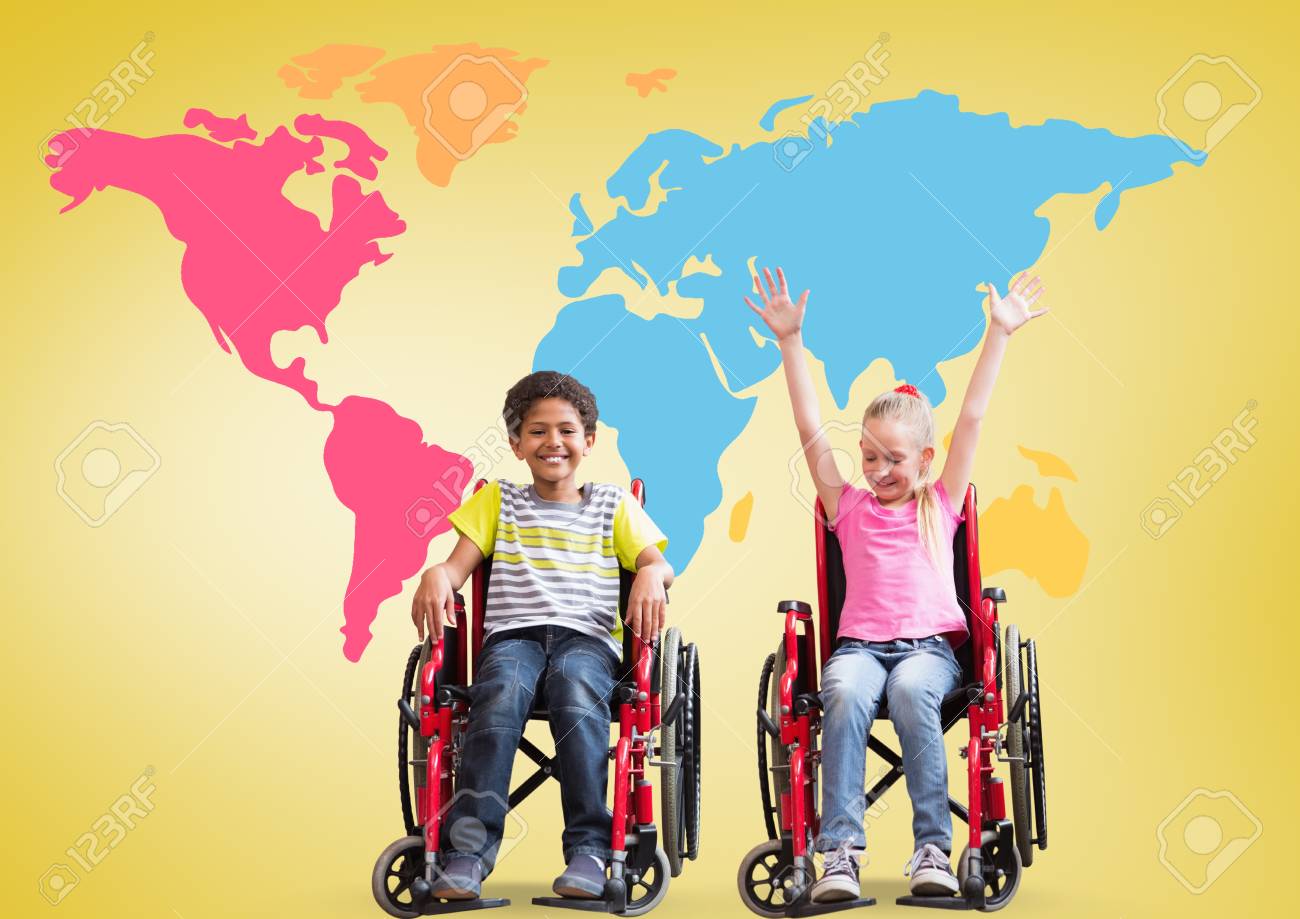 Compuesto digital de niños y niñas con discapacidad en sillas de ruedas en frente del colorido mapa del mundo Compuesto digital de niños y niñas con discapacidad en sillas de ruedas en frente del colorido mapa del mundo