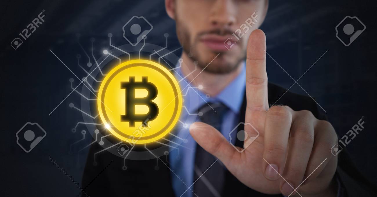 비트 코인 그래픽 아이콘을 만지고 사업가의 디지털 합성 로열티 무료 사진, 그림, 이미지 그리고 스톡포토그래피. Image  92991992