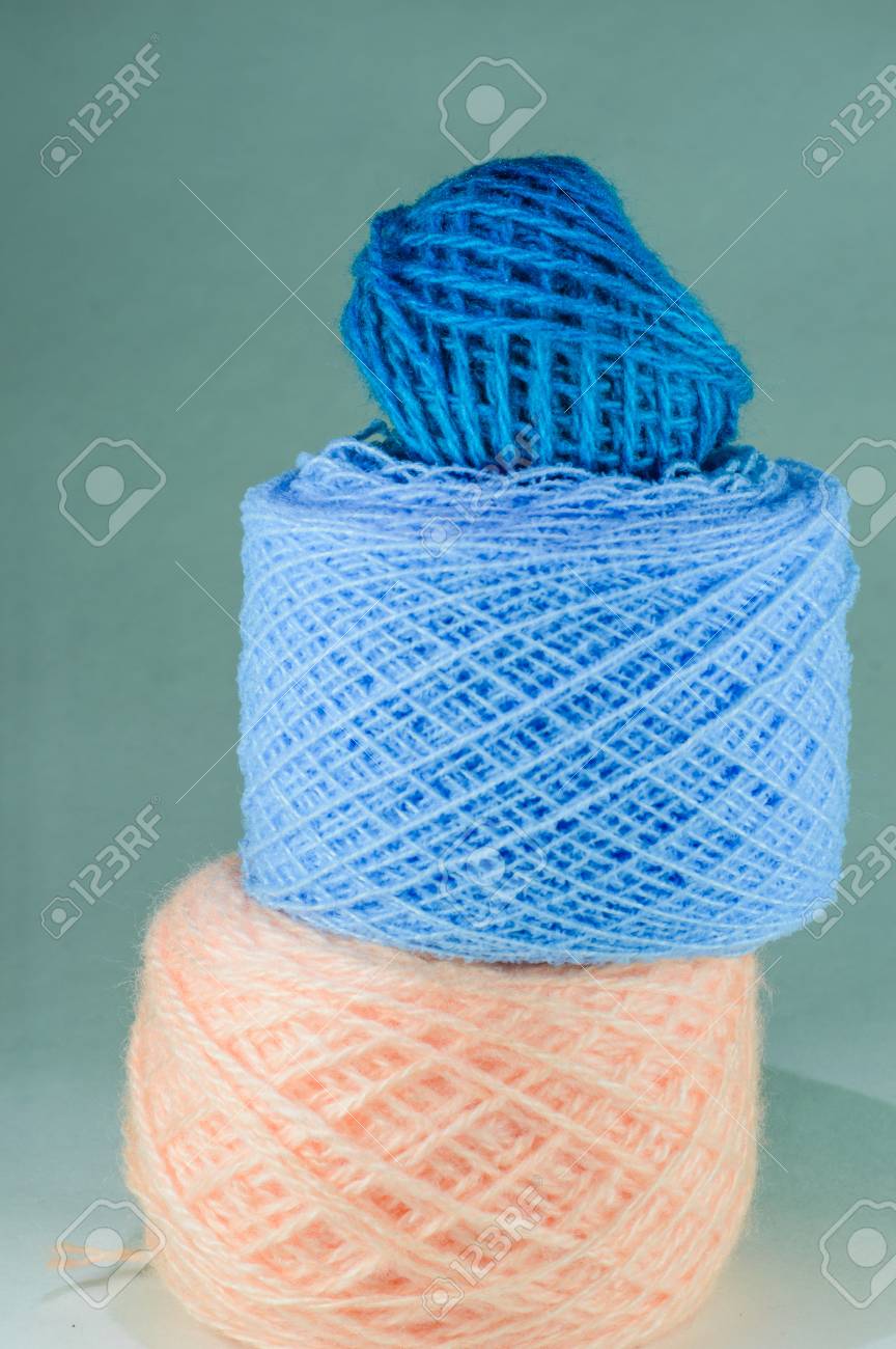 ピンクの糸玉 青い糸のボール 明るい背景に青い糸の小さなボール の写真素材 画像素材 Image ピンクの糸玉 青い糸のボール 明るい背景に青い糸の小さなボール の写真素材 画像素材 Image