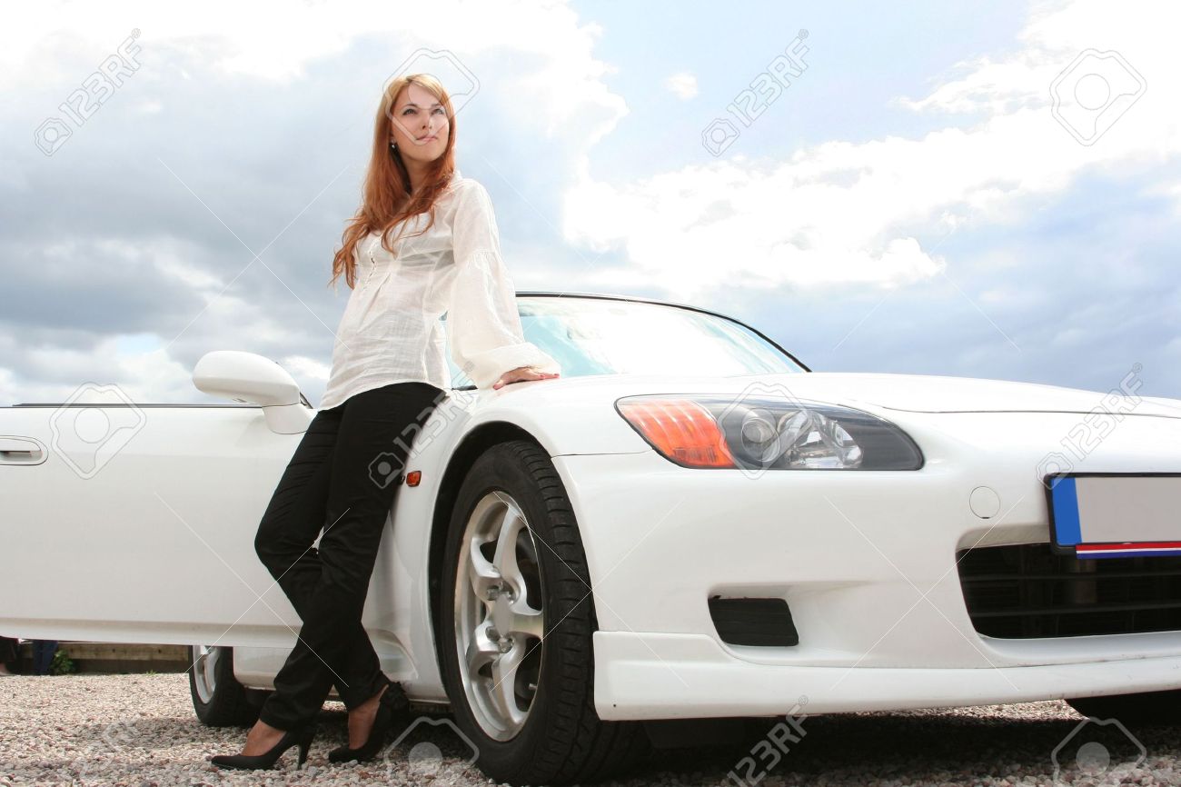 白の高級車と美しい若い女性 の写真素材 画像素材 Image