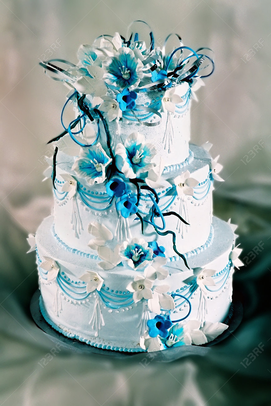 Schon Dekorierte Hochzeitstorte Mit Blauen Blumen Lizenzfreie Fotos Bilder Und Stock Fotografie Image 12004692