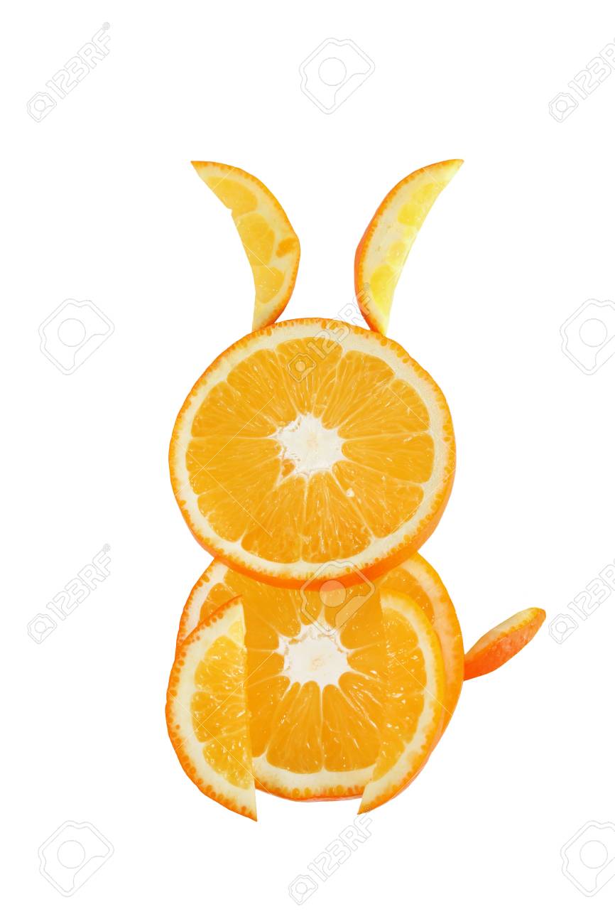 健康的な食事 面白い小さなウサギのオレンジ スライス の写真素材 画像素材 Image