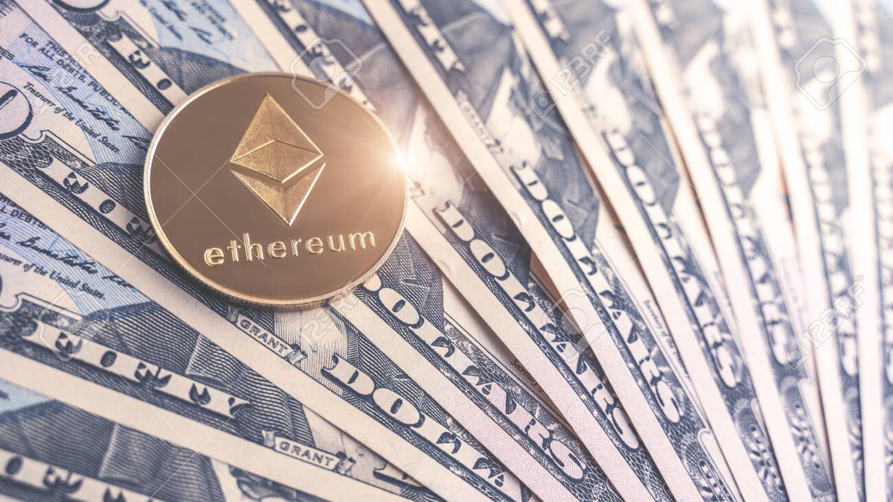 Versión Física De Ethereum Y Billetes De Dólar. Intercambia Eth Por Un  Símbolo De Dólar. Imagen Conceptual Para La Criptomoneda Mundial Y El  Sistema De Pago Digital. Fotos, retratos, imágenes y fotografía