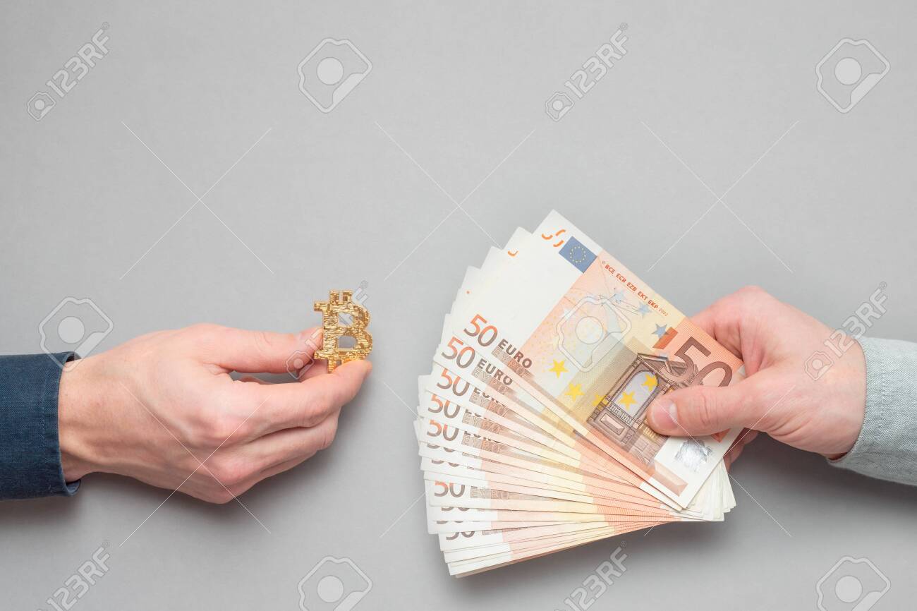 Bitcoin Kopen En Verkopen Concept. Handel Symbool, Handen Houden Bitcoin En  Euro Geld. Royalty-Vrije Foto, Plaatjes, Beelden en Stock Fotografie. Image  146403891