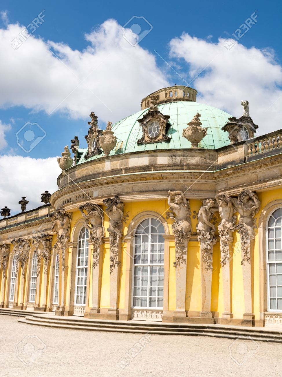 サンスーシは 元の夏の宮殿のフリードリヒ大王 ポツダム ベルリンの近くで キング オブ プラシャの名前です 宮殿は ドイツのロココ建築の主要な作業と見なされます の写真素材 画像素材 Image