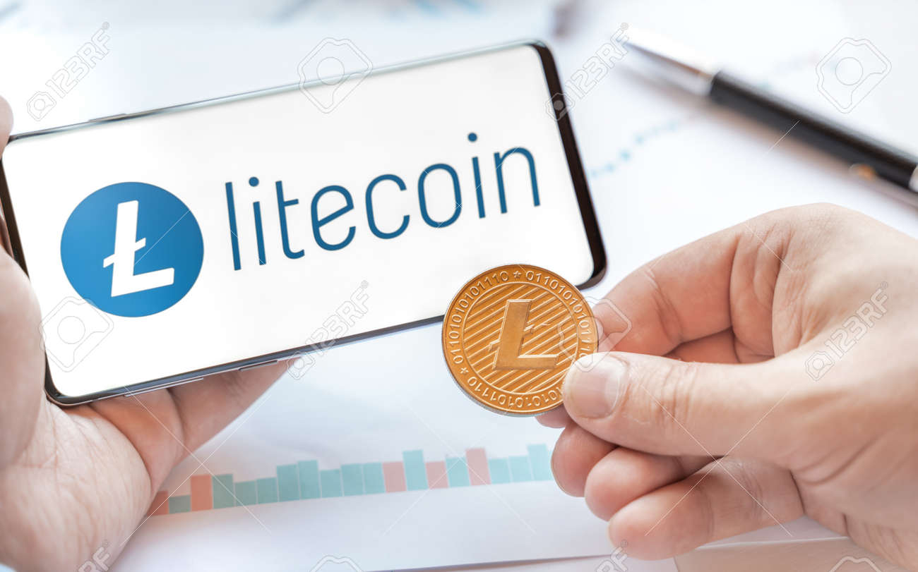 태블릿 암호화폐 LTC 토큰 거래 블록체인 플랫폼의 라이트코인 코인 로고는 분산형 교환 Dex Defi 디지털 화폐 사업 투자에  판매합니다. 로열티 무료 사진, 그림, 이미지 그리고 스톡포토그래피. Image 178990158