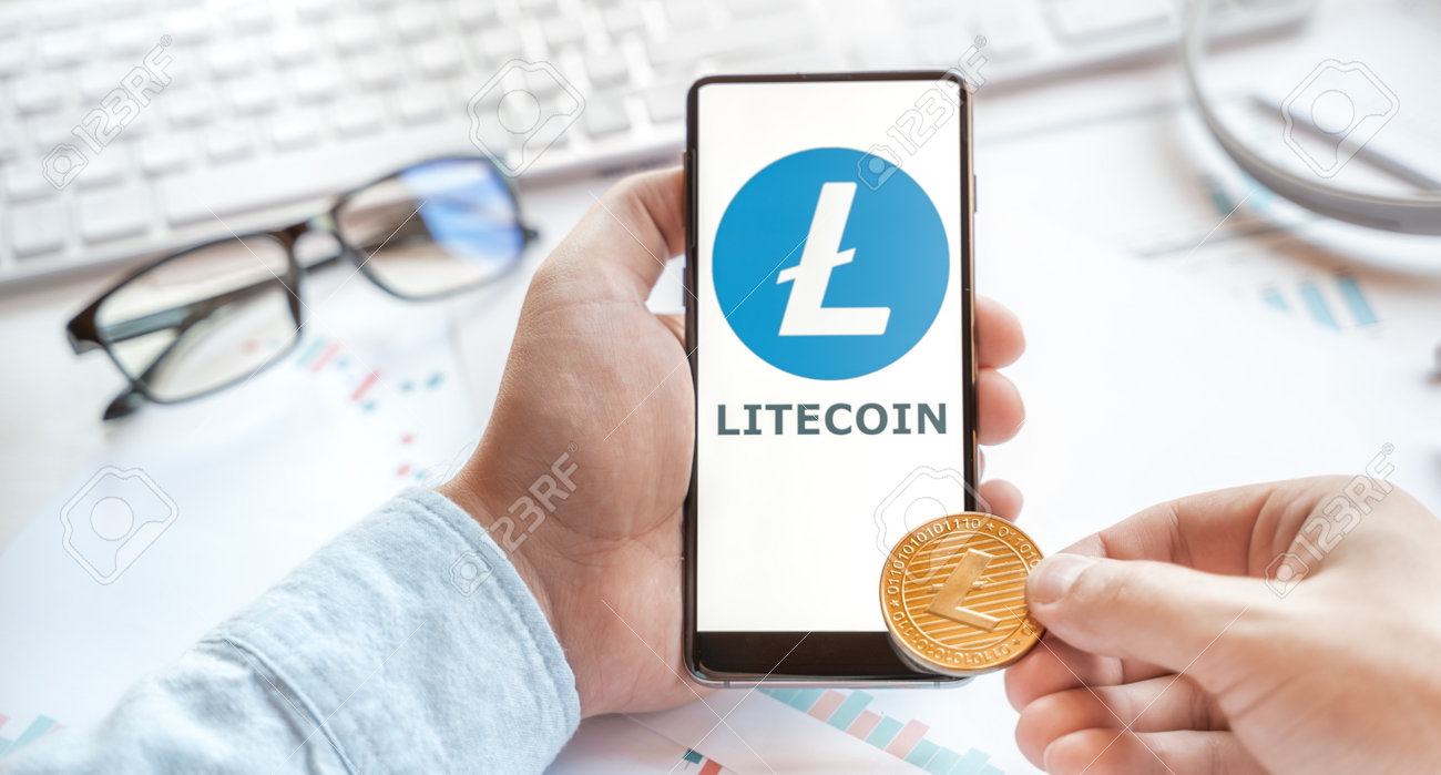 태블릿 암호화폐 LTC 토큰 거래 블록체인 플랫폼의 라이트코인 코인 로고는 분산형 교환 Dex Defi 디지털 화폐 사업 투자에  판매합니다. 로열티 무료 사진, 그림, 이미지 그리고 스톡포토그래피. Image 178990153