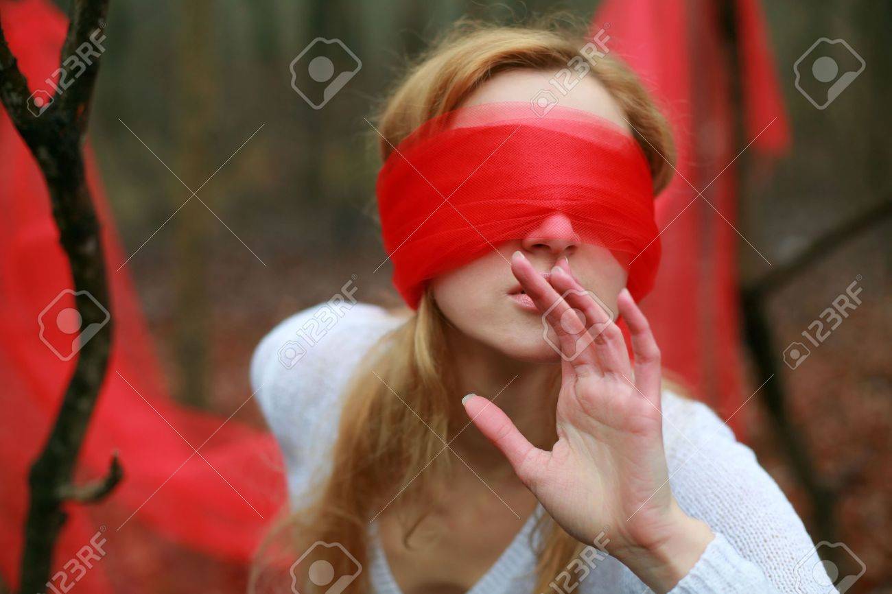森の中の目隠しされた女性のイメージ の写真素材 画像素材 Image