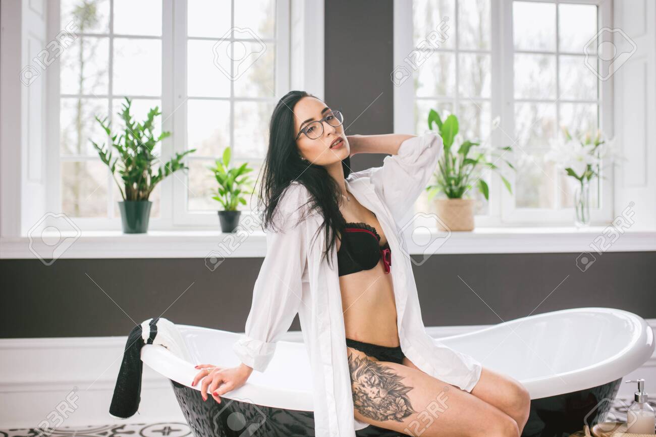 Frau Im Badezimmer. Schönes Mädchen Auf Badewanne In Unterwäsche. Sexfrau,  Die Ein Entspannendes Bad Im Whirlpool Nimmt. Elegantes Weißes Hemd Der  Schönen Sexy Dame Im Badezimmer. Mode-Porträt-Model Im Bad Im Innenbereich.  Lizenzfreie