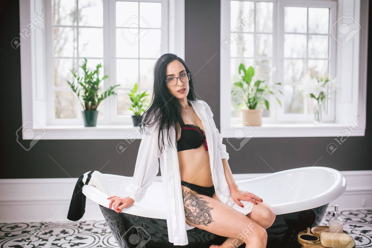 Frau Im Badezimmer. Schönes Mädchen Auf Badewanne In Unterwäsche. Sexfrau,  Die Ein Entspannendes Bad Im Whirlpool Nimmt. Elegantes Weißes Hemd Der  Schönen Sexy Dame Im Badezimmer. Mode-Porträt-Model Im Bad Im Innenbereich.  Lizenzfreie