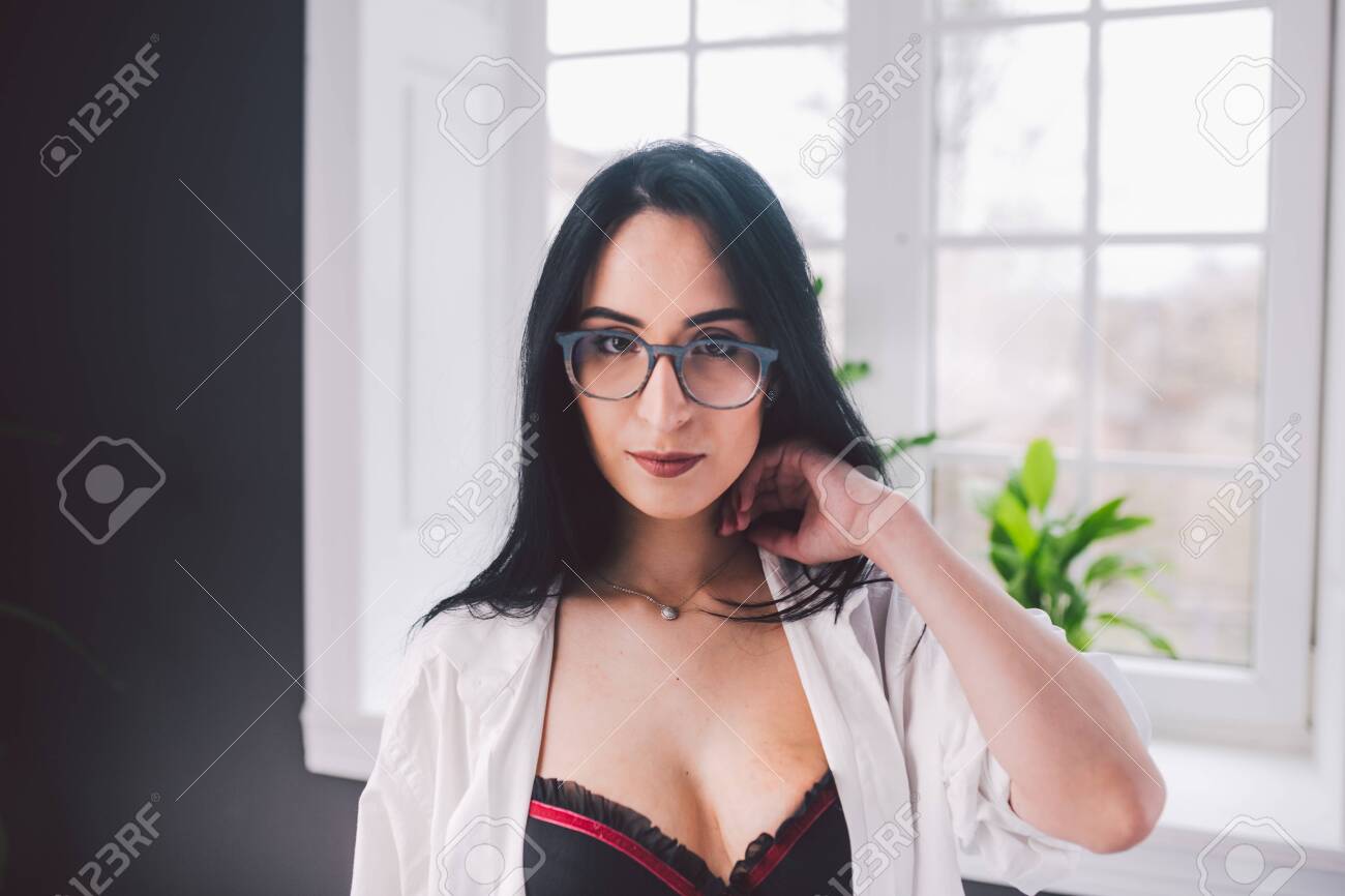 Frau Im Badezimmer. Schönes Mädchen Auf Badewanne In Unterwäsche. Sexfrau,  Die Ein Entspannendes Bad Im Whirlpool Nimmt. Elegantes Weißes Hemd Der  Schönen Sexy Dame Im Badezimmer. Mode-Porträt-Model Im Bad Im Innenbereich.  Lizenzfreie
