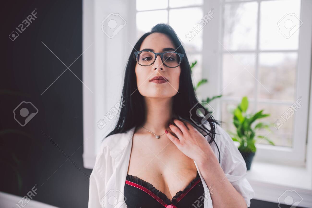 Frau Im Badezimmer. Schönes Mädchen Auf Badewanne In Unterwäsche. Sexfrau,  Die Ein Entspannendes Bad Im Whirlpool Nimmt. Elegantes Weißes Hemd Der  Schönen Sexy Dame Im Badezimmer. Mode-Porträt-Model Im Bad Im Innenbereich.  Lizenzfreie