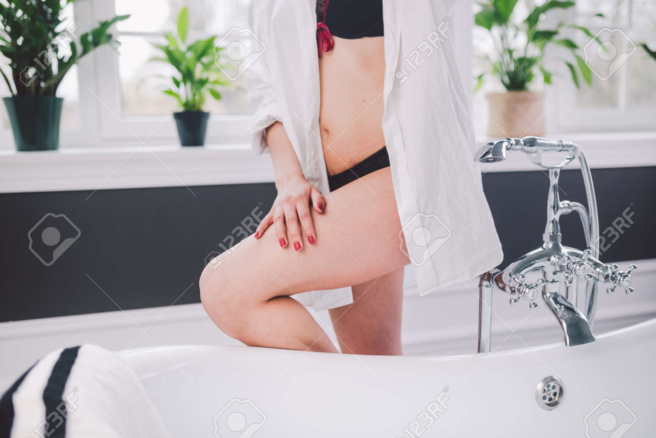 Frau Im Badezimmer. Schönes Mädchen Auf Badewanne In Unterwäsche. Sexfrau,  Die Ein Entspannendes Bad Im Whirlpool Nimmt. Elegantes Weißes Hemd Der  Schönen Sexy Dame Im Badezimmer. Mode-Porträt-Model Im Bad Im Innenbereich.  Lizenzfreie