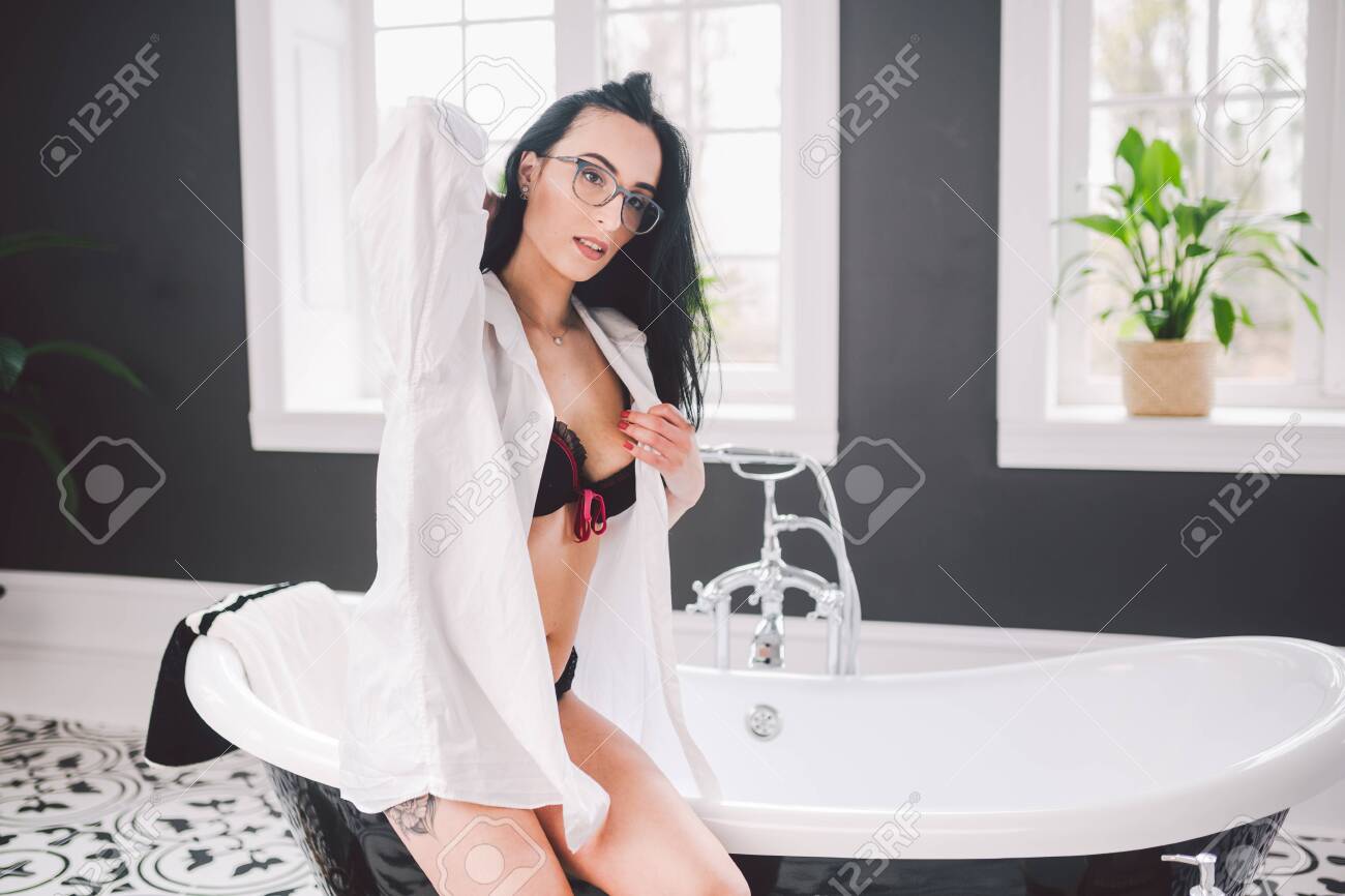 Frau Im Badezimmer. Schönes Mädchen Auf Badewanne In Unterwäsche. Sexfrau,  Die Ein Entspannendes Bad Im Whirlpool Nimmt. Elegantes Weißes Hemd Der  Schönen Sexy Dame Im Badezimmer. Mode-Porträt-Model Im Bad Im Innenbereich.  Lizenzfreie