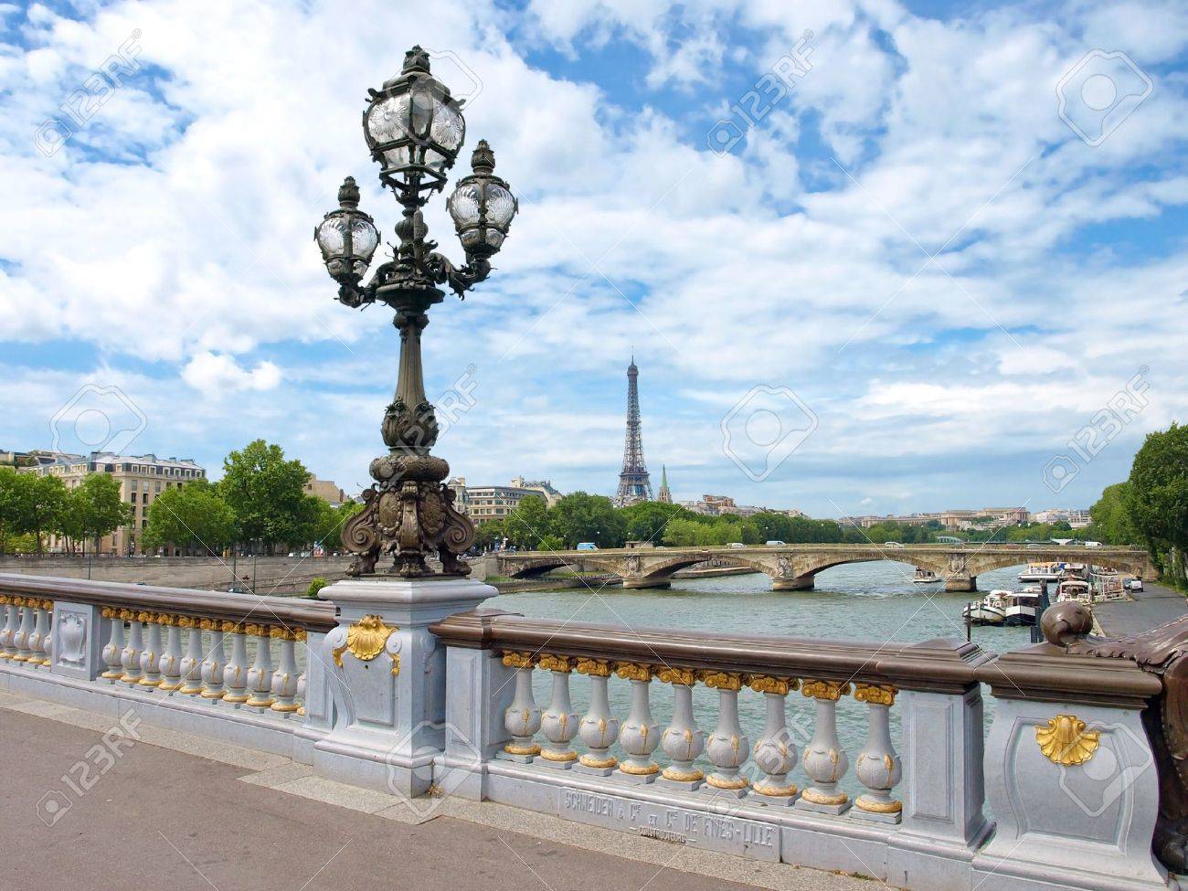 パリオリンピックフォロー割　Parisパリ　エッフェル塔とアレクサンドル3世橋 世界遺産】パリ・アレクサンドル3世橋｜セーヌ川に架かる