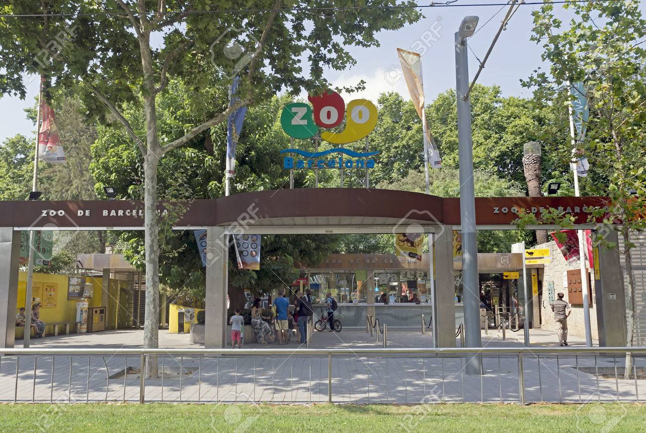 バルセロナ動物園 スペインのバルセロナ スペイン 15 年 7 月 12 日 正面入り口 12 年に設立されました の写真素材 画像素材 Image