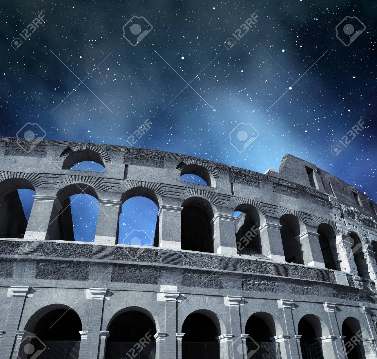 フラウィウス円形闘技場や夜空を背景に イタリア ローマのコロッセオ の写真素材 画像素材 Image フラウィウス円形闘技場や夜空を背景に イタリア ローマのコロッセオ の写真素材 画像素材 Image
