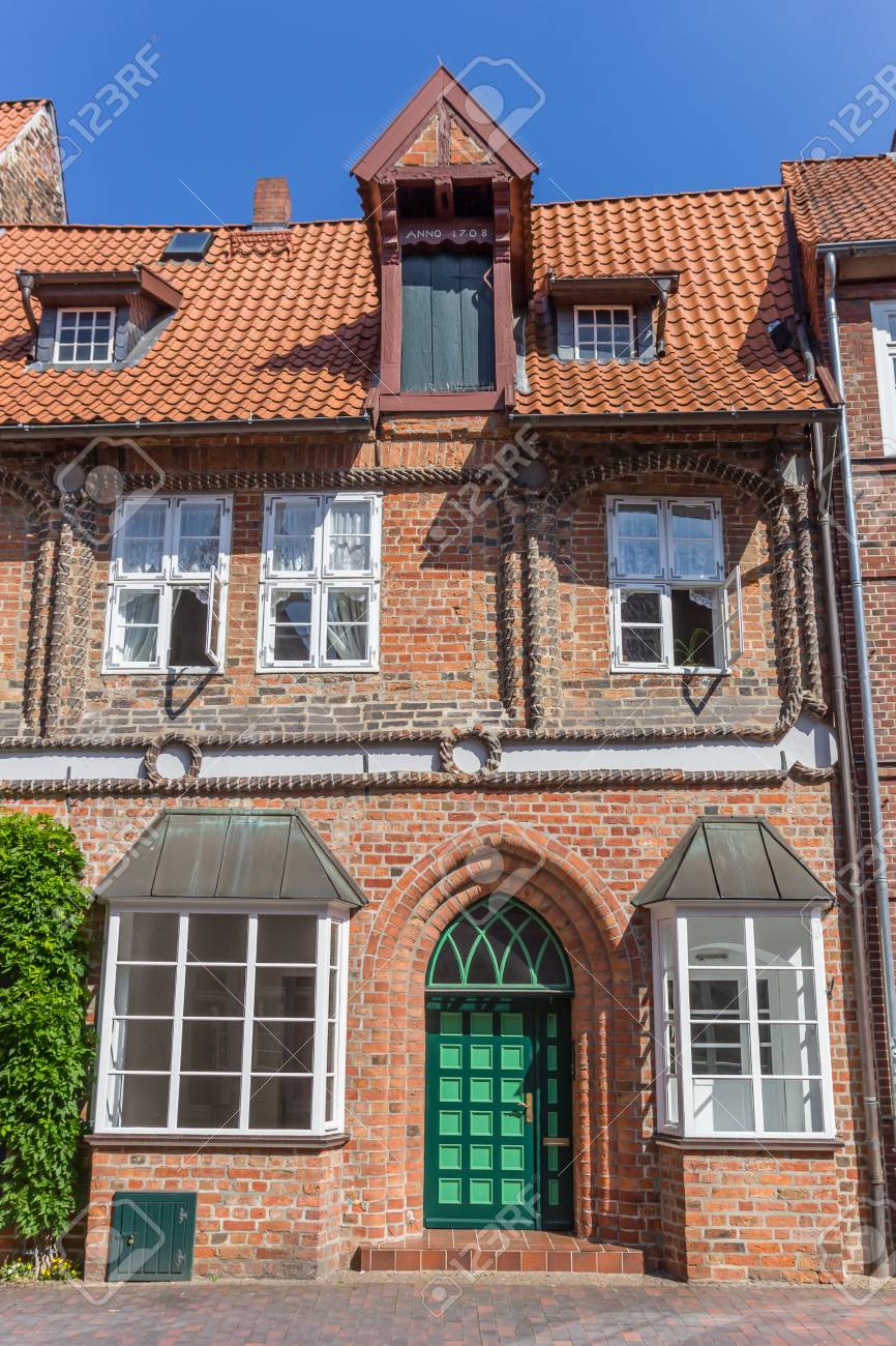 リューネブルグ ドイツの緑のドアのある歴史的な家 の写真素材 画像素材 Image 7975