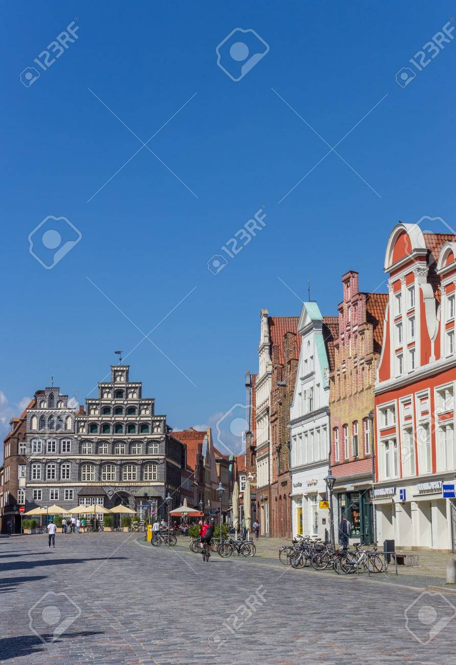 ドイツ リューネブルグの中央広場午前 サンデ の写真素材 画像素材 Image