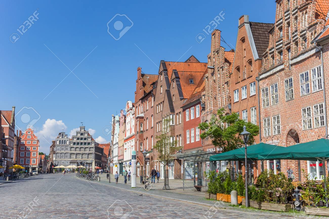 ドイツのリューネブルグの中央広場で歴史的建造物 の写真素材 画像素材 Image