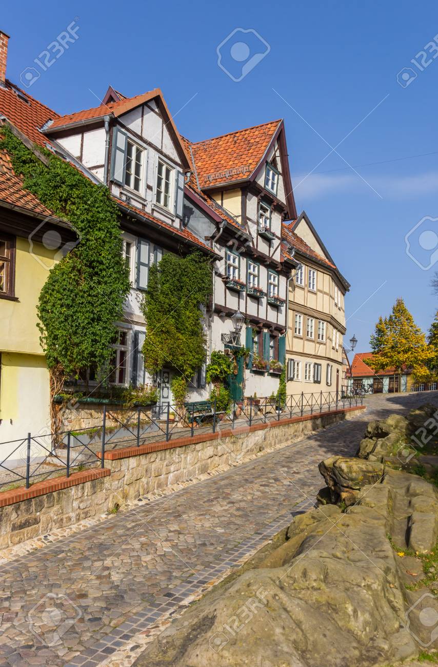 ドイツ クヴェトリンブルクの岩だらけの道の歴史的な家 の写真素材 画像素材 Image