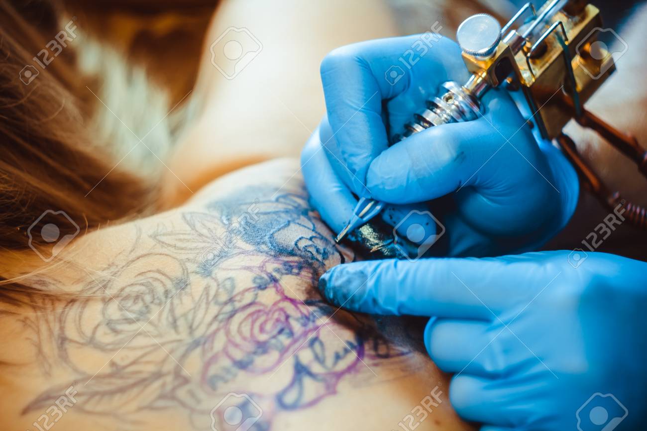 タトゥーを作るプロセスを示す Tattooer 入れ墨機械を握っている手 の写真素材 画像素材 Image タトゥーを作るプロセスを示す Tattooer 入れ墨機械を握っている手 の写真素材 画像素材 Image