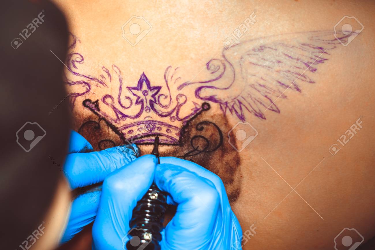 Maître Tatouage Femme Sur Son Dos