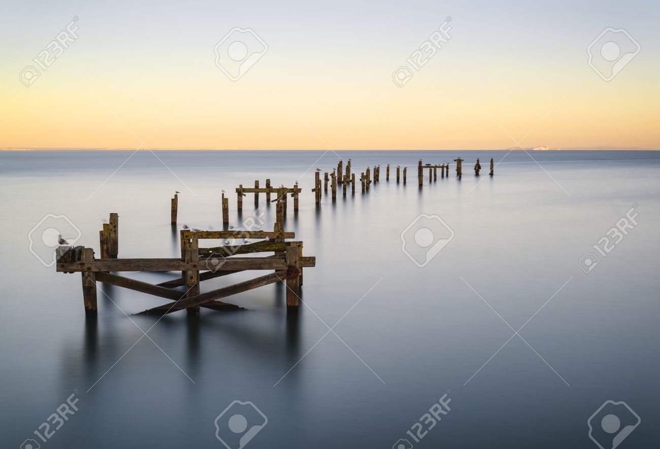 Schone Beruhigende Langen Belichtungs Landschaft Der Zerstorten Pier Bei Sonnenuntergang Lizenzfreie Fotos Bilder Und Stock Fotografie Image 35124312
