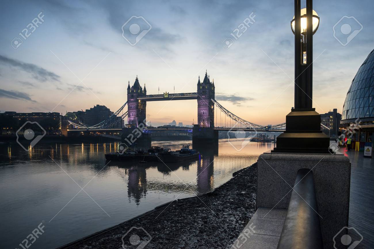 タワー ブリッジ ロンドン テムズ川に秋秋の日の出が絶景 の写真素材 画像素材 Image