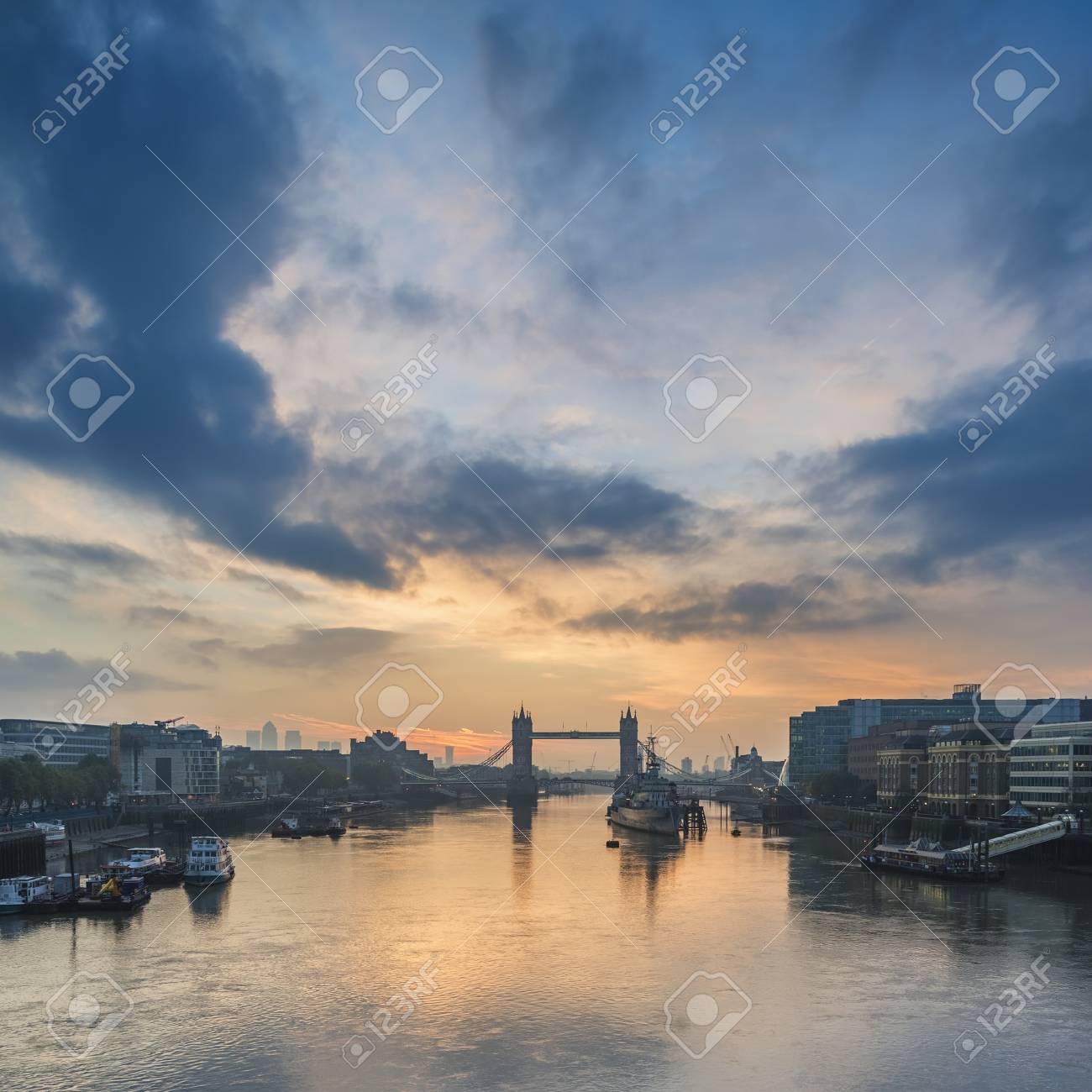 テムズ川 ロンドンのタワー ブリッジの見事な秋の日の出 の写真素材 画像素材 Image