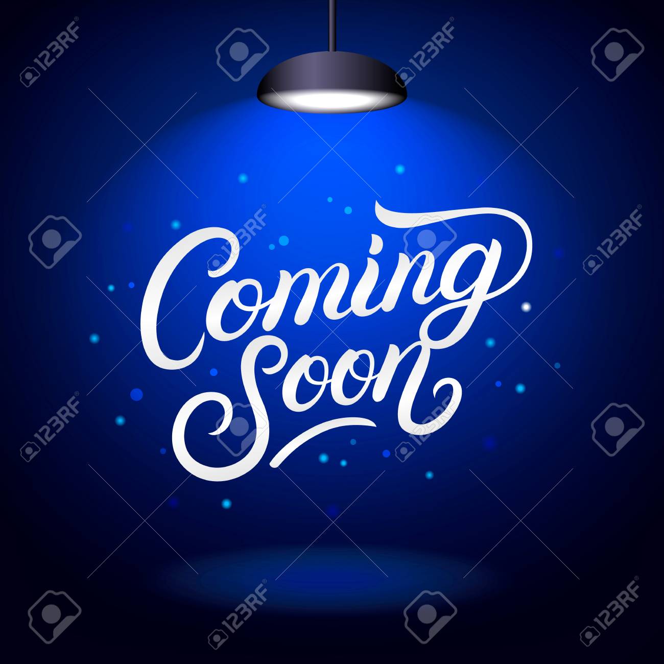 すぐに手書きのレタリングポスターが来る ステージ上のスポットライト を持つデザインコンセプト プロモーションバナー 照明付きテキストを含むテンプレート ベクトルのイラスト のイラスト素材 ベクタ Image すぐに手書きのレタリングポスターが来る ステージ上のスポットライト を持つデザインコンセプト プロモーションバナー 照明付きテキストを含むテンプレート ベクトルのイラスト のイラスト素材 ベクタ Image