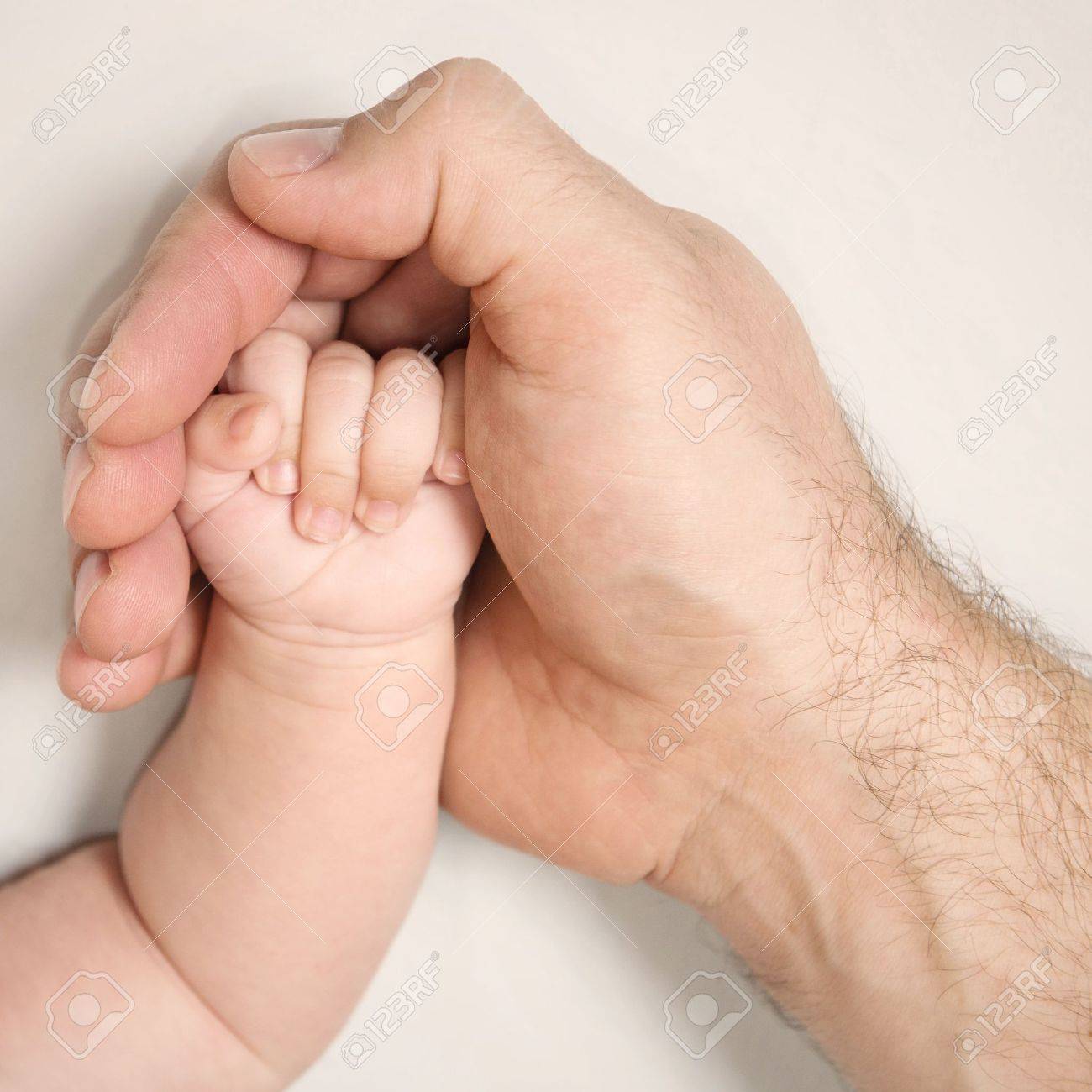 La Protection De La Main D Adulte De Petite Main De Bebe Banque D Images Et Photos Libres De Droits Image