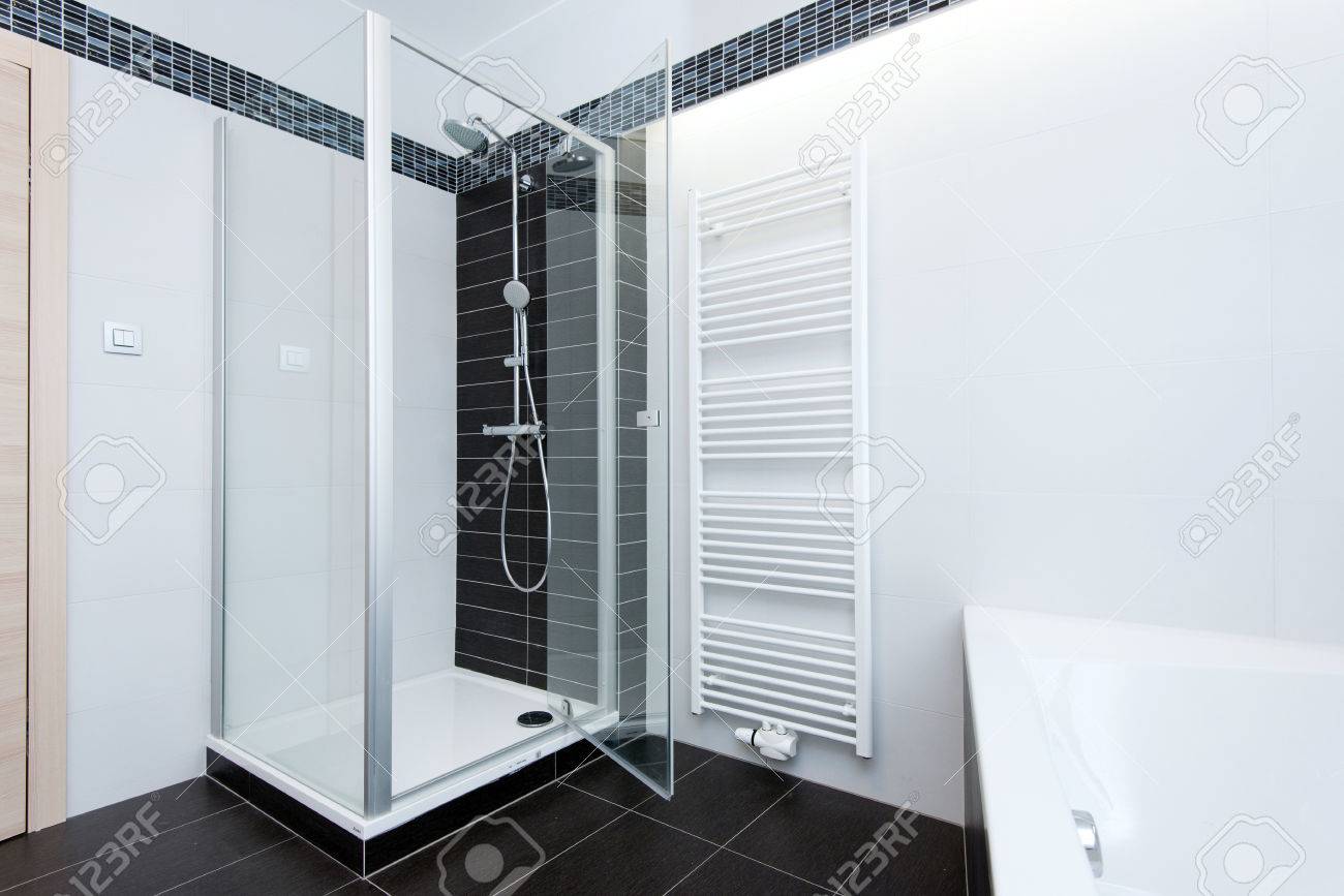 Modernes bad mit dusche und badewanne lizenzfreie bilder 27052583