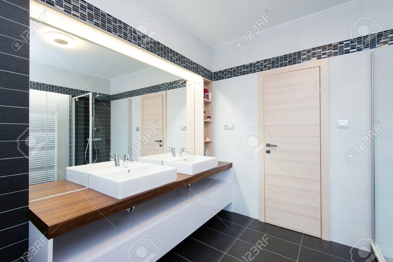 archivio fotografico interno del bagno moderno con doccia
