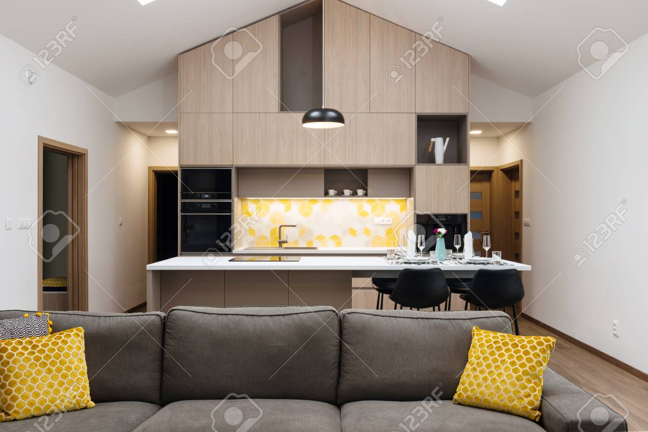 Salon relié avec cuisine en arrière,plan, intérieur de maison contemporaine