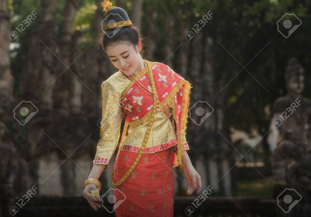 ラオス女性の伝統的な衣装で の写真素材 画像素材 Image