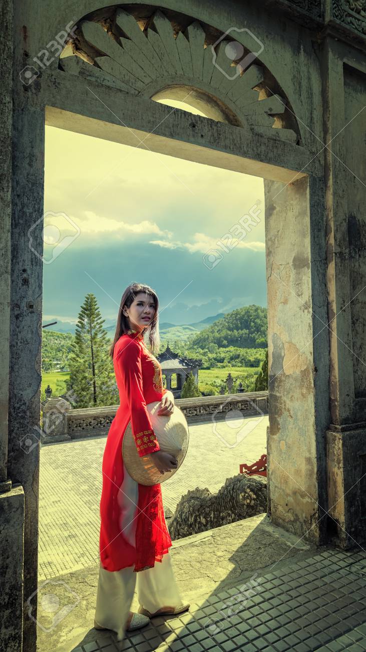 アオザイは ベトナムの女性有名な伝統的な衣装です の写真素材 画像素材 Image
