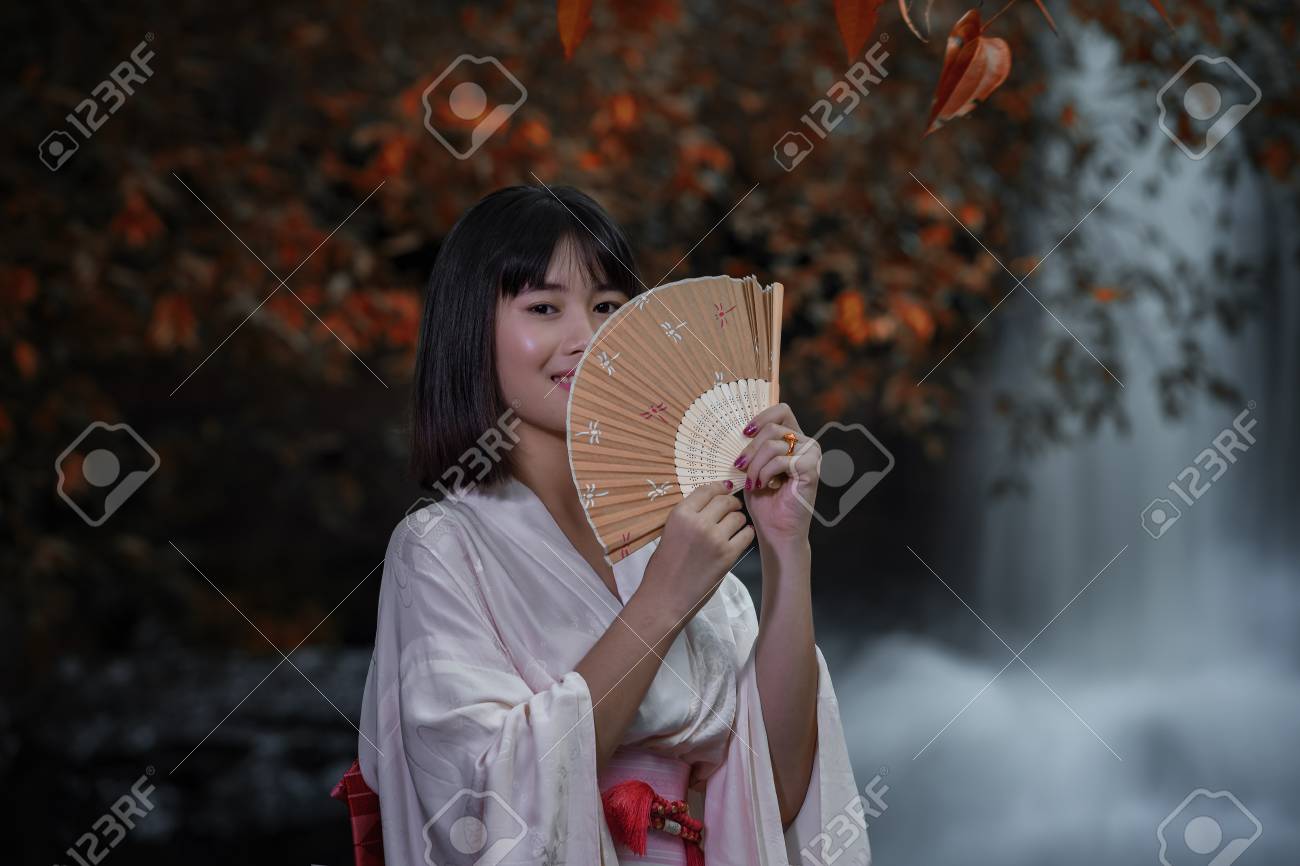 伝統的な日本の着物姿の女性 若い可愛い着物姿の芸者 の写真素材 画像素材 Image