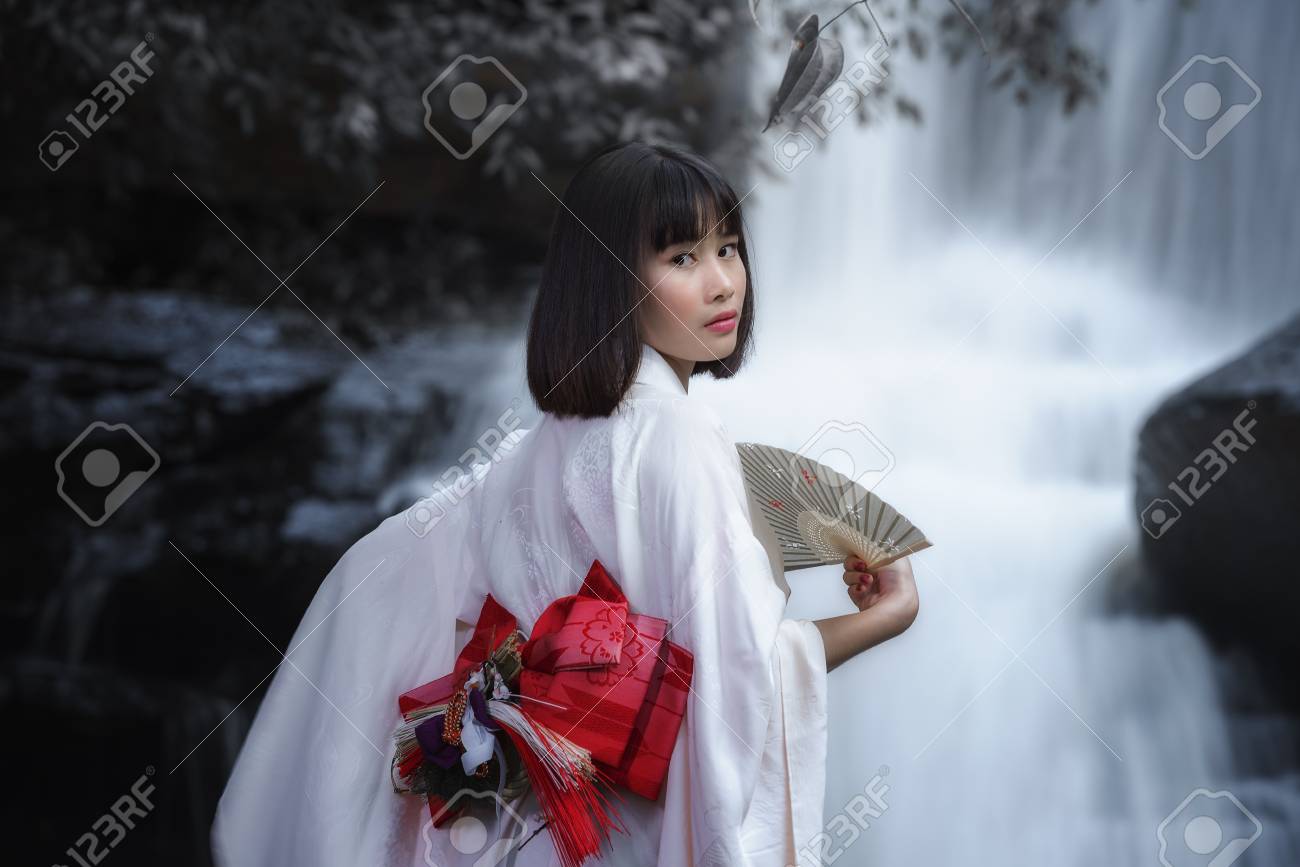 日本の伝統的な着物の女性 着物姿の若いかわいい芸者 の写真素材 画像素材 Image