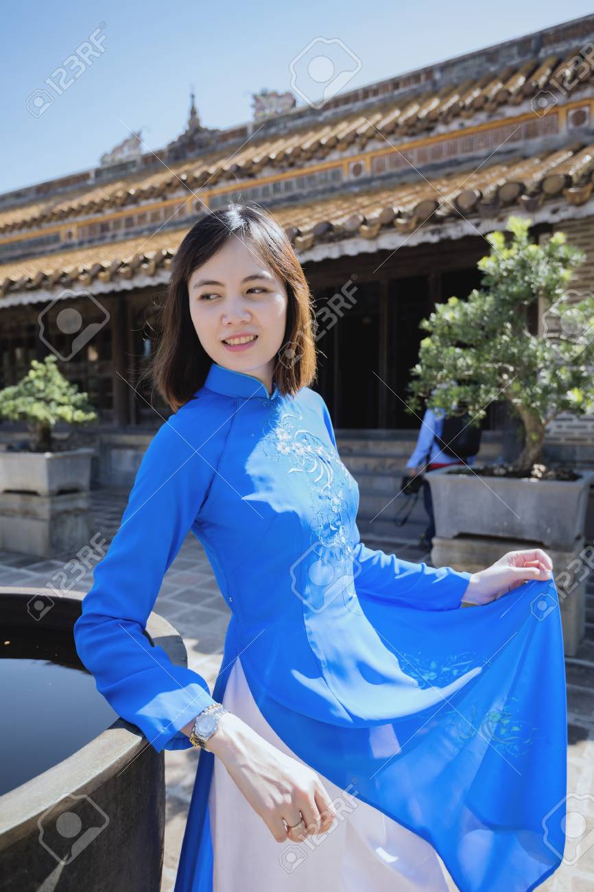 ビンテージ スタイルを持つ美しい女性 ベトナム文化 伝統的なホイアンの美しい女性 ベトナム生活 の写真素材 画像素材 Image