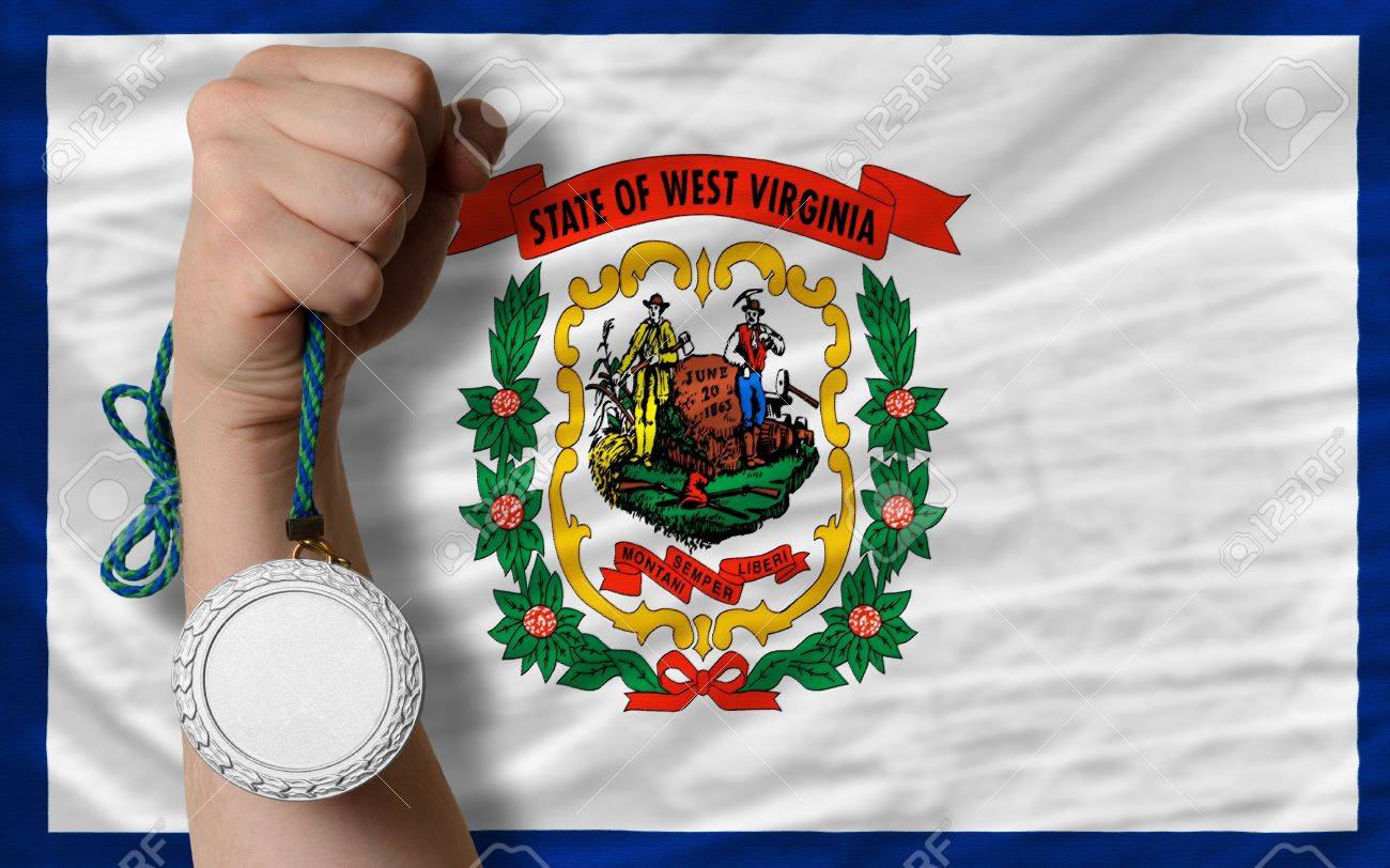 ウェスト バージニア州のスポーツと私たちの旗のための銀メダルを保持しています の写真素材 画像素材 Image