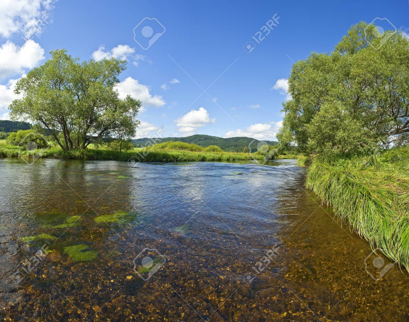 夏の時間の川 の写真素材 画像素材 Image