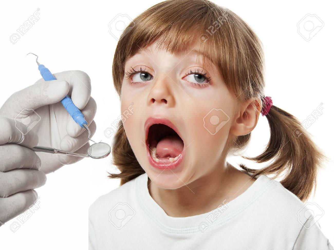 Девочка с открытым ртом. Дети с открытым ртом. Девушка в рот маленькой. Удивление маленькой девочки. Дети с открытым ртом.