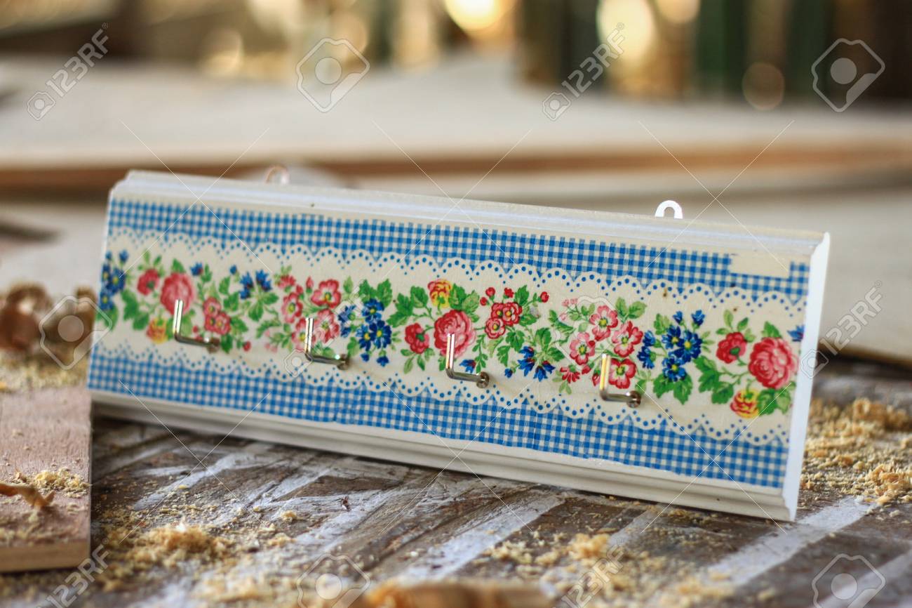 La Decoracion De La Pared Colgante Hecha De Madera Y Sostenedor