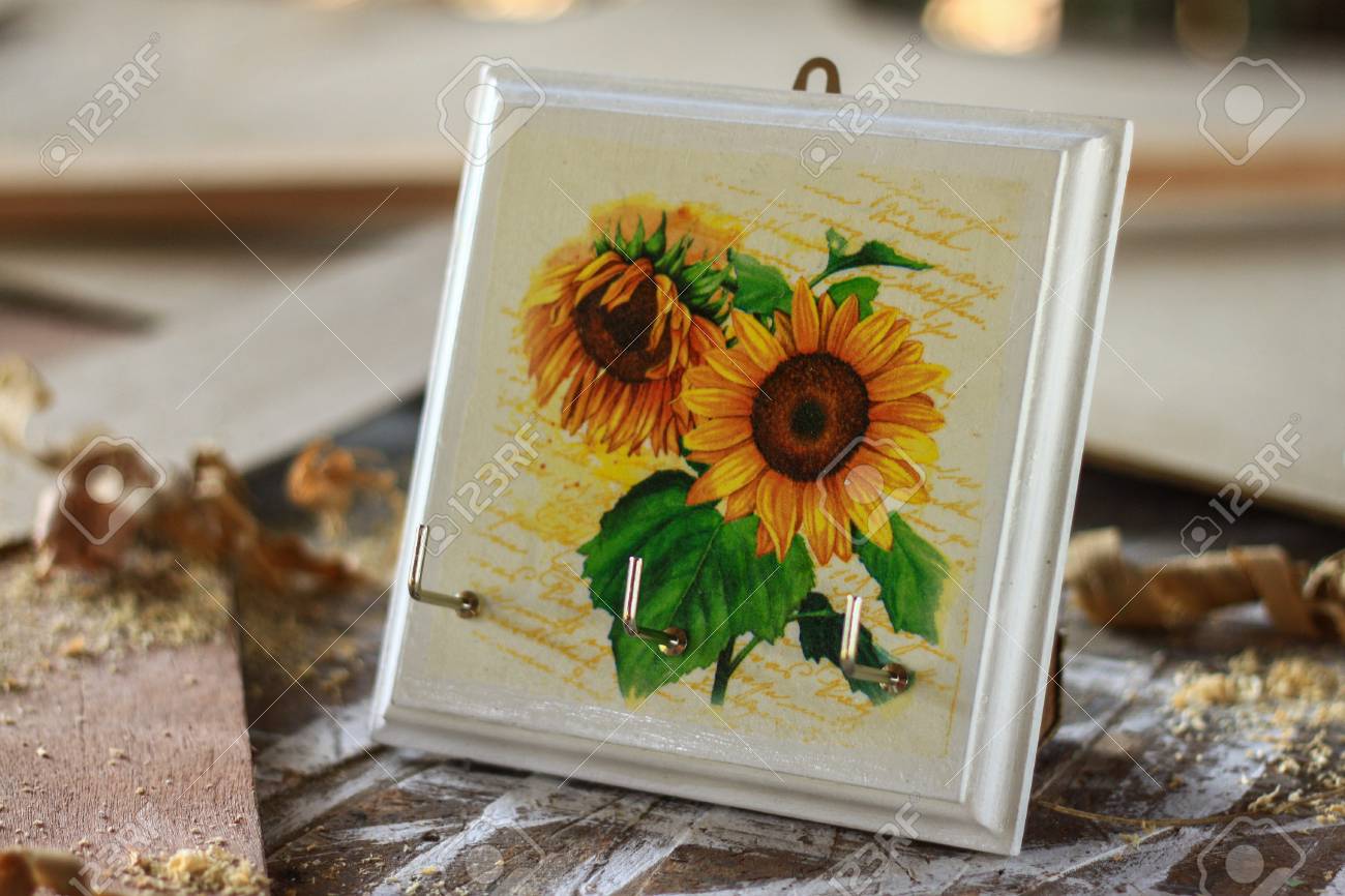 La Decoracion De La Pared Colgante Hecha De Madera Y Sostenedor