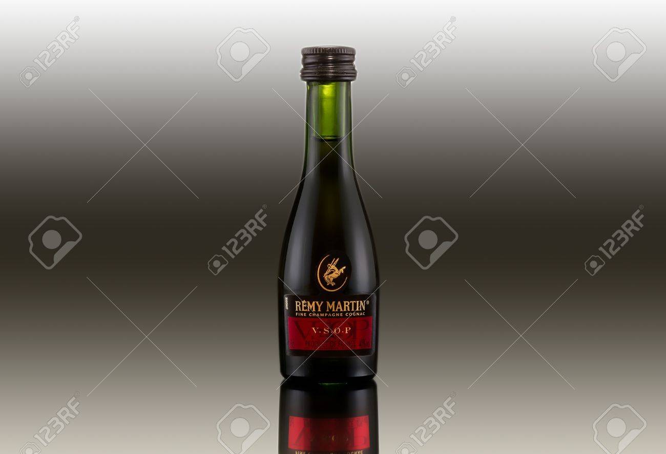 レミー マルタン コニャック ミニチュア ボトル の写真素材 画像素材 Image