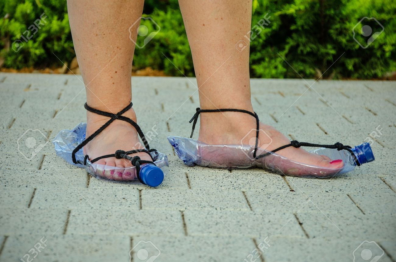 Homemade Sandalias De Botellas De Plástico En Womans Protector De Pies. Vista Lateral Adoquines Fotos, Retratos, Imágenes Y Fotografía De Archivo Libres De Derecho. Image 29223461.