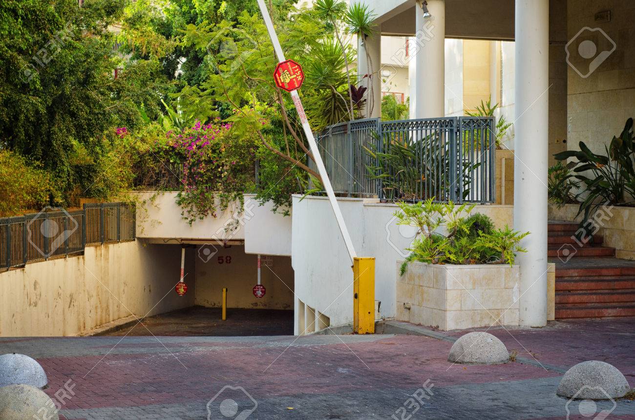リション レジオン イスラエル 14 年 9 月 3 日 開かれたゲートとマンションの地下駐車場の入り口 住宅の入口への階段右側 木々 や花に囲まれました の写真素材 画像素材 Image