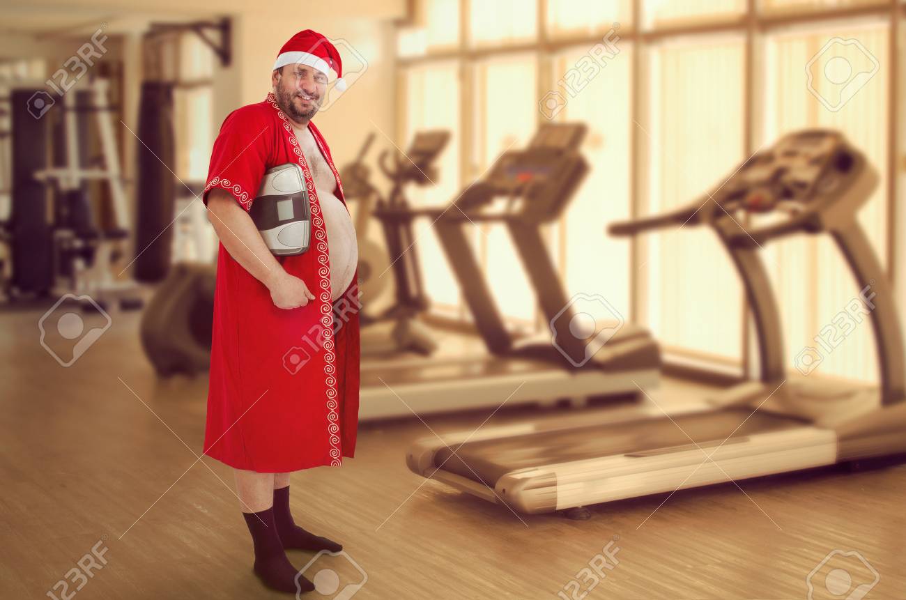 Immagini Babbo Natale In Palestra.Immagini Stock L Uomo Obeso Che Porta Il Vestito Di Babbo Natale Tiene Le Scale E Diventato Sovrappeso Durante Le Vacanze Di Natale E Ha Intenzione Di Perderlo In Palestra Image 90374712